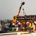 लखनऊ २३ फरवरी २६ * राजधानी लखनऊ में बड़ा हादसा: डबल डेकर बस पलटी