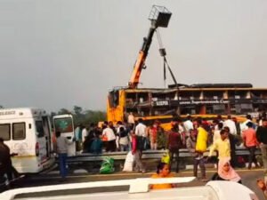 लखनऊ २३ फरवरी २६ * राजधानी लखनऊ में बड़ा हादसा: डबल डेकर बस पलटी