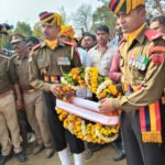 अयोध्या २४ फरवरी २६ * 27 वर्षीय जवान देवेश सिंह शहीद को श्रद्धांजलि अर्पित की। सेना के जवानों ने शहीद को अंतिम सलामी दी राष्ट्रीय ध्वज उनके परिजनों को सौंपा।