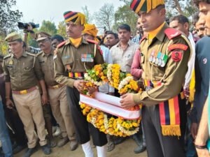 अयोध्या २४ फरवरी २६ * 27 वर्षीय जवान देवेश सिंह शहीद को श्रद्धांजलि अर्पित की। सेना के जवानों ने शहीद को अंतिम सलामी दी राष्ट्रीय ध्वज उनके परिजनों को सौंपा।