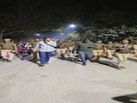 मथुरा 27 फरवरी 26* वरिष्ठ पुलिस अधीक्षक के निर्देश पर सभी थाना प्रभारी द्वारा अपने-अपने क्षेत्र में पैदल गश्त*