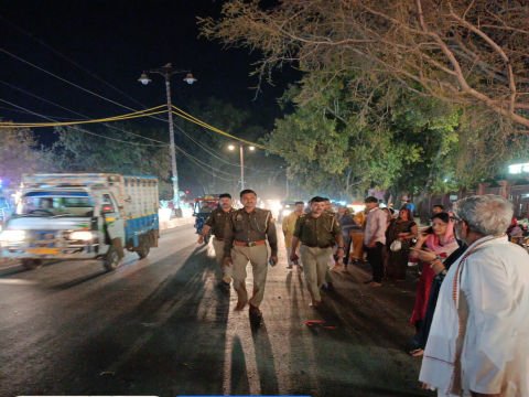 मथुरा 27 फरवरी 26* वरिष्ठ पुलिस अधीक्षक के निर्देश पर सभी थाना प्रभारी द्वारा अपने-अपने क्षेत्र में पैदल गश्त*