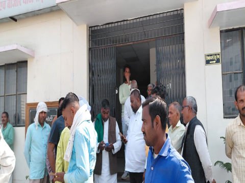 अयोध्या २६ फरवरी २६ * माझा बरहटा बड़ीमुजहानियां में पुराने आवास को गिराए जाने के विरोध में वार्डवासियों ने सौंपा ज्ञापन