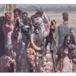 वाराणसी २७ फरवरी २६ * काशी के श्मशान घाट पर धधकती चिताओं के बीच खेली गई भस्म की होली, तांत्रिक और अघोरियों ने जमकर खेली होली…