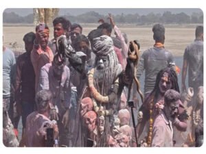 वाराणसी २७ फरवरी २६ * काशी के श्मशान घाट पर धधकती चिताओं के बीच खेली गई भस्म की होली, तांत्रिक और अघोरियों ने जमकर खेली होली…