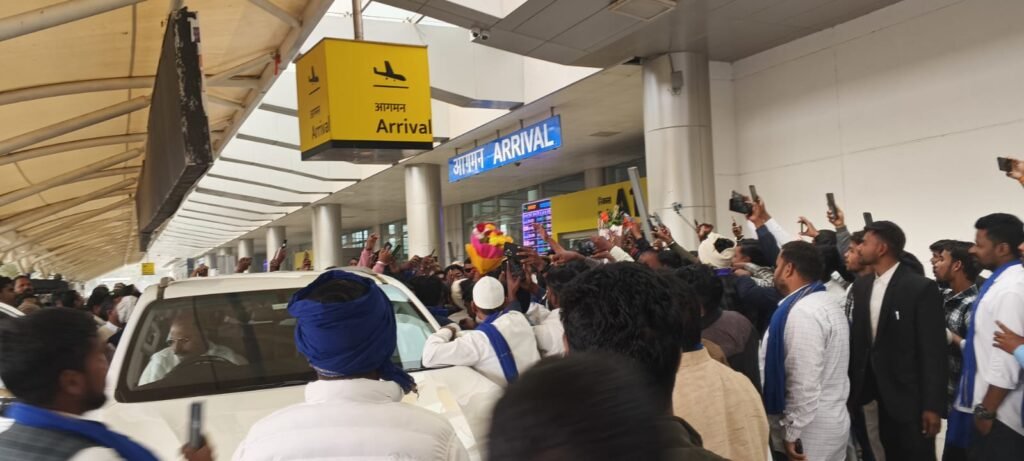 वाराणसी 1 फ़रवरी 26 *नगीना सांसद चंद्रशेखर रावण बाबतपुर एयरपोर्ट। ...