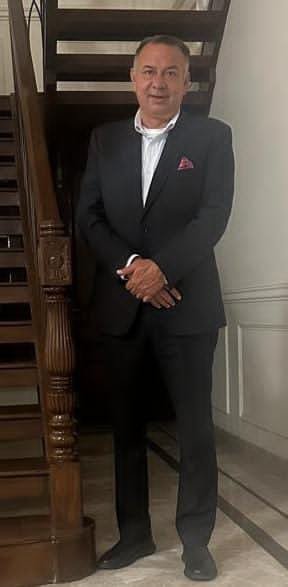 पंजाब 2 फरवरी 26 * ड्रग इंस्पैक्टर रमन गुप्ता ने बस स्टैंड के पास मेडीकलों की जांच। .. ड्रग इंस्पैक्टर रमन गुप्ता ने बस स्टैंड के पास मेडीकलों की जांच की अबोहर में अवैध रूप से बिक रहे प्रेगा कैप्सूल पर लगेगी लगाम या सिर्फ औपचारिकता? अबोहर, 02 फरवरी (सोनू/शर्मा): नशीली दवाओं की बढ़ती समस्या को लेकर स्वास्थ्य विभाग एक बार फिर हरकत में नजर आया है। ड्रग इंस्पैक्टर रमन गुप्ता ने सोमवार को अबोहर के व्यस्त बस स्टैंड क्षेत्र के आसपास स्थित मेडिकल स्टोरों की अचानक जांच की। जांच के दौरान ड्रग इंस्पैक्टर ने विशेष रूप से नशीले प्रभाव वाली दवाओं, खासकर परेगा कैप्सूल की बिक्री पर ध्यान केंद्रित किया। उल्लेखनीय है कि अबोहर सहित आसपास के इलाकों में परेगा कैप्सूल का अवैध उपयोग और खुलेआम बिक्री लंबे समय से चर्चा का विषय बना हुआ है। यह दवा डॉक्टर की पर्ची के बिना भी आसानी से उपलब्ध हो जाती है, जो कानून का खुला उल्लंघन है। ड्रग इंस्पैक्टर रमन गुप्ता ने जांच के दौरान दवाओं की खरीद-बिक्री से जुड़े बिल, स्टॉक रजिस्टर और डॉक्टरों की पर्चियों का मिलान किया। कुछ मेडिकल स्टोरों को नियमों का पालन करने की सख्त हिदायत दी गई, वहीं संदिग्ध पाए गए स्टोरों पर आगे की कार्रवाई के संकेत भी दिए गए हैं। हालांकि, जांच के दौरान किसी बड़ी बरामदगी या सीधी कार्रवाई की आधिकारिक पुष्टि नहीं की गई। शहरवासियों और सामाजिक संगठनों ने मांग की है कि केवल एक-दो दिन की जांच से समस्या का समाधान नहीं होगा। यदि वास्तव में अबोहर में अवैध रूप से बिक रहे परेगा कैप्सूल पर नियंत्रण पाना है, तो लगातार औचक निरीक्षण, दोषी मेडिकल स्टोरों के लाइसेंस रद्द करने और पुलिस के साथ संयुक्त कार्रवाई की जरूरत है। अब सवाल यह उठता है कि क्या ड्रग इंस्पैक्टर रमन गुप्ता की यह कार्रवाई अबोहर में नशीली दवाओं के अवैध कारोबार पर प्रभावी रोक लगा पाएगी, या फिर यह कार्रवाई भी पहले की तरह कुछ दिनों की औपचारिकता बनकर रह जाएगी। शहर की जनता की निगाहें अब स्वास्थ्य विभाग की अगली कार्रवाई पर टिकी हुई हैं। फोटो:4 ड्रग इंस्पैक्टर मेडीकलों पर जांच करते हुए।