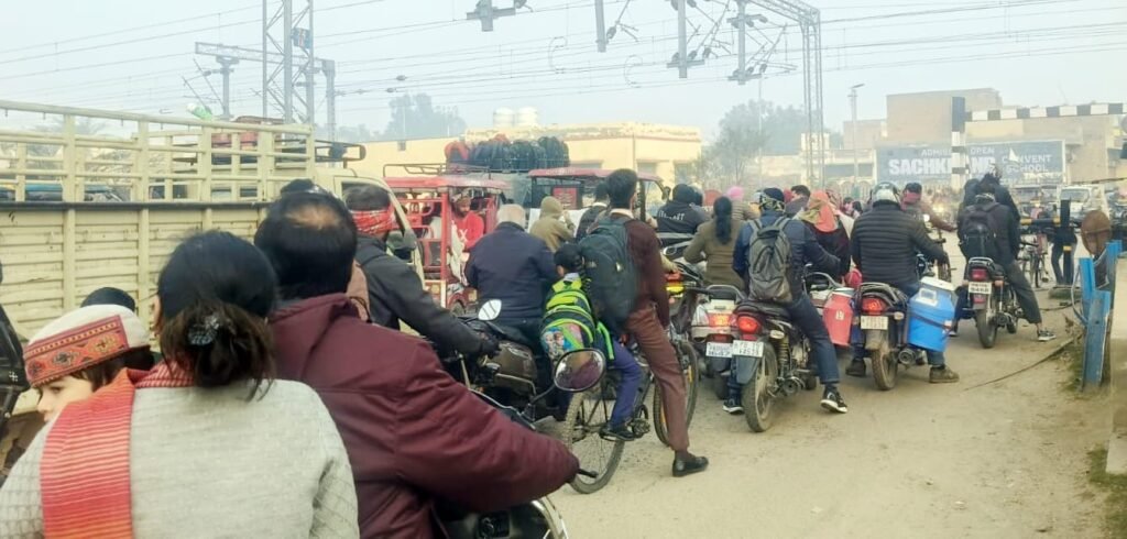 पंजाब 2 फरवरी 26 * श्रीगंगानगर रेलवे फाटक बंद होने से आमजन व विद्यार्थी परेशान