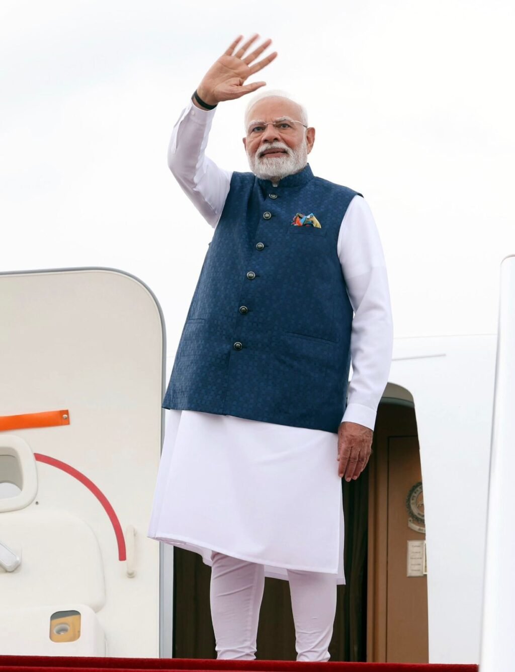 नई दिल्ली 4 फरवरी 26 * मोदी सरकार और रूपये में चल रहा तगड़ा कंपटीशन। ....