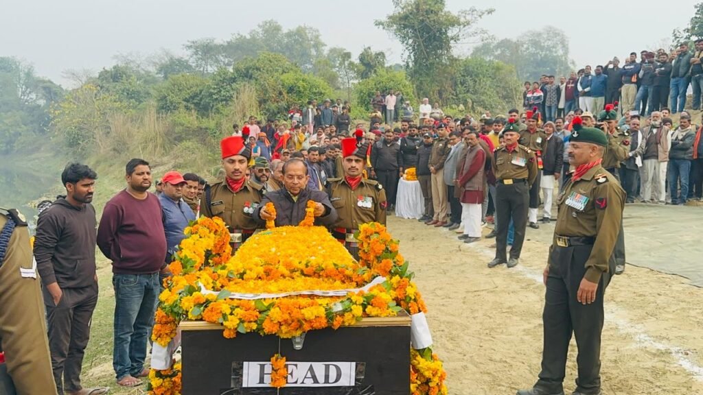 सुल्तानपुर 3 फरवरी 26 * शहीद को दिया कंधा, वीरता को किया नमन. ...