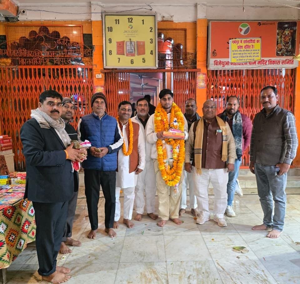 सुलतानपुर 4 फरवरी 26 * उभरते क्रिकेटर श्रवण कुमार मिश्र के गांव आगमन पर कादीपुर में जश्न। ...