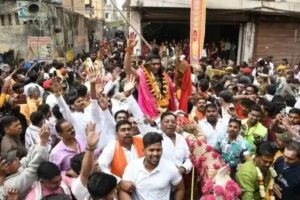 वाराणसी 4 फरवरी 26 * काशी की शिव बारात में वृंदावन की लट्ठमार होली। ..