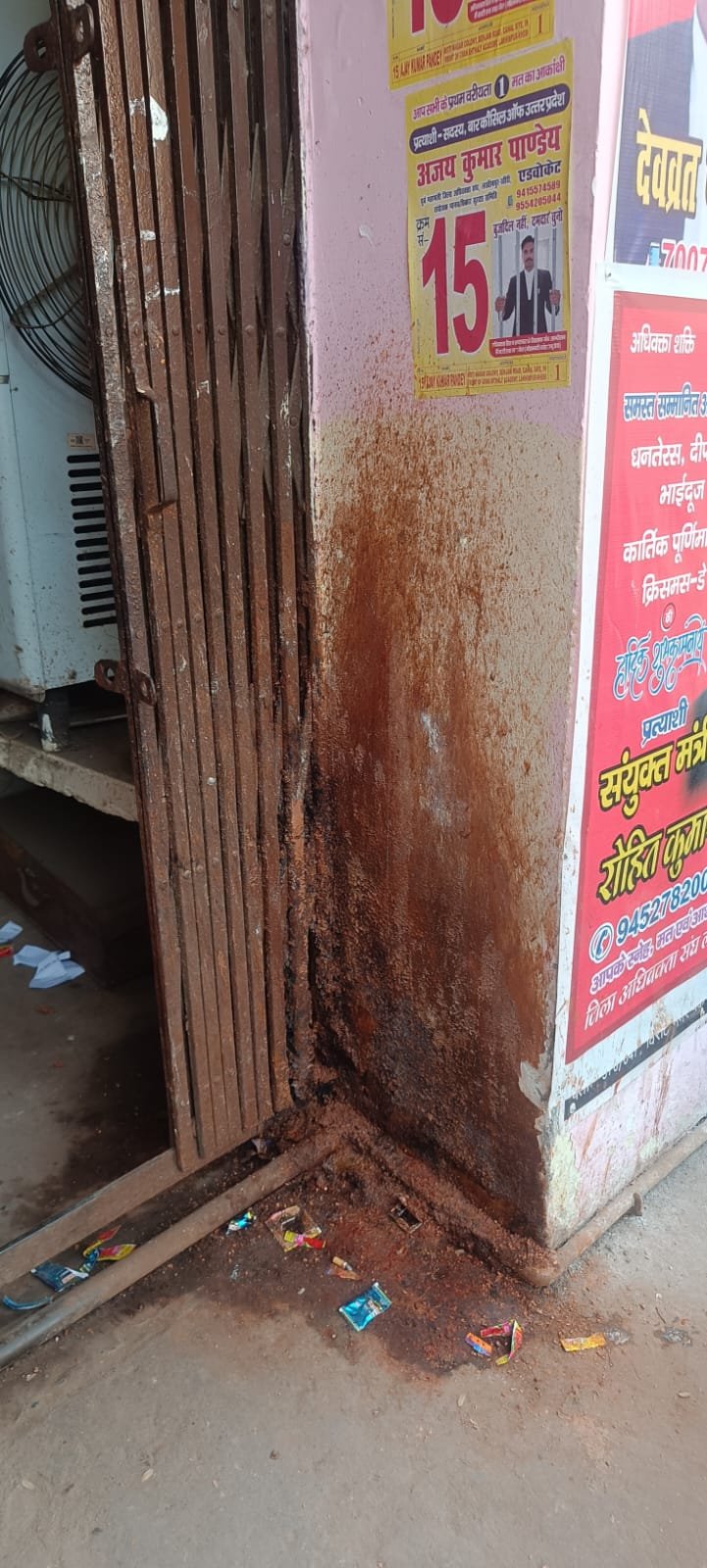 लखीमपुर११फरवरी २६ * तहसील सदर स्थित रजिस्ट्रार कार्यालय का प्रवेश द्वार गंदगी का शिकार हो गया है