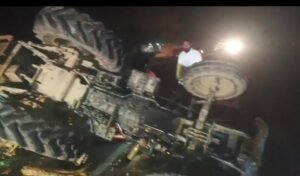 हरदोई ११ फरवरी २६ * धामापुर फ्लाईओवर पर पलटी गन्ने से भरी ट्रैक्टर-ट्रॉली, चालक सुरक्षित; मौके पर जुटी भीड़, बाद में पहुँची पुलिस