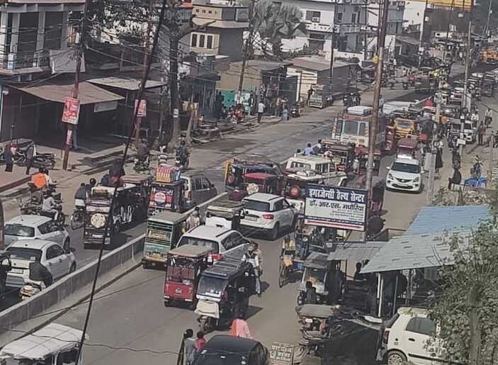 लखीमपुर13 फ़रवरी २६ * शहर का सबसे व्यस्त मार्ग राजापुर इन दिनों जाम के झाम की वजह से बुरी तरह त्रस्त है