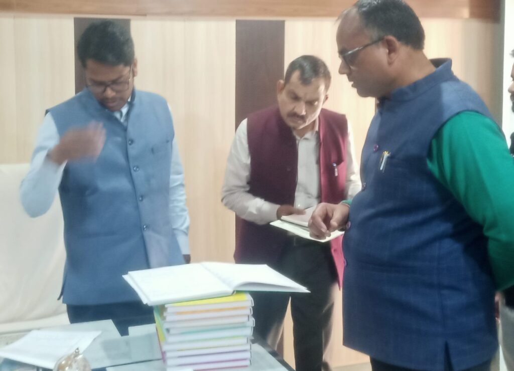 महेवा- इटावा,12फरवरी2026*मुख्य विकास अधिकारी अजय कुमार गौतम ने ब्लॉक मुख्यालय का निरीक्षण कर विकास कार्यों की हकीकत परखी