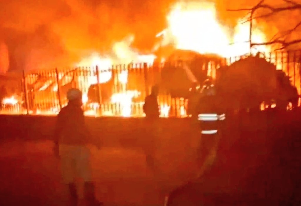 भिवाड़ी १६ फ़रवरी २६ * भिवाड़ी में केमिकल–पटाखा फैक्ट्री में आग लगी, 8 मजदूर जिंदा जल गए।