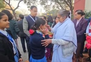 लखनऊ १८ फरवरी २६ * परीक्षा के प्रथम  दिन माध्यमिक शिक्षा मंत्री ने इस अवसर पर छात्राओं को टीका चंदन करते हुए पेड़ा खिलाकर मुह मीठा कराया गया।