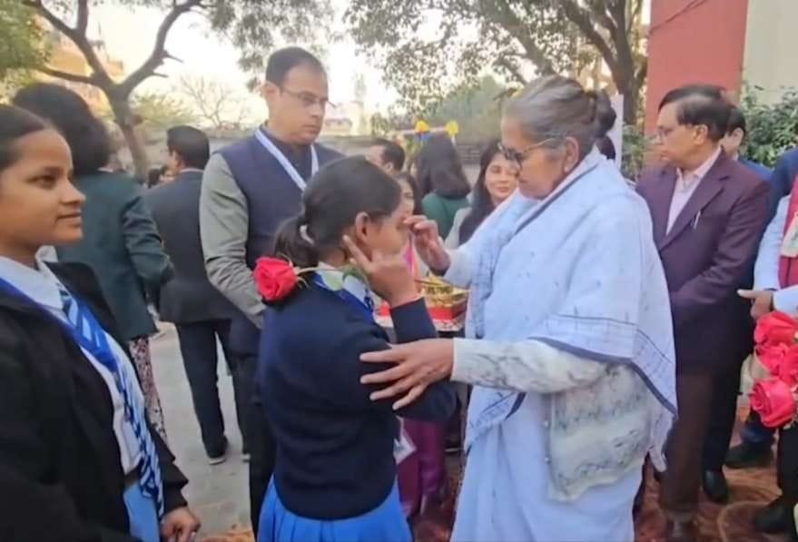 लखनऊ १८ फरवरी २६ * परीक्षा के प्रथम  दिन माध्यमिक शिक्षा मंत्री ने इस अवसर पर छात्राओं को टीका चंदन करते हुए पेड़ा खिलाकर मुह मीठा कराया गया।