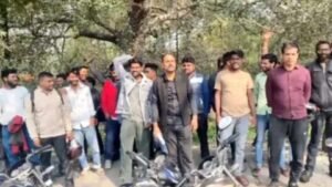 कानपूर नगर २१ फरवरी २६ * आर्डिनेंस फैक्ट्री कानपुर के बाहर आउटसोर्सिंग कर्मियों का हंगामा