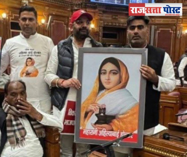 लखनऊ ९फरवरी २६ * विधानसभा सत्र के पहले दिन सपा विधायकों का विरोध प्रदर्शन, जनहित के मुद्दों पर सरकार को घेरा