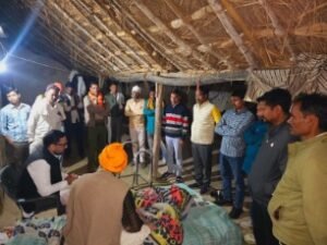 अयोध्या 01 मार्च 26*घायल शिव नारायण तिवारी से मिले रुश्दी मियां, आर्थिक सहयोग देकर बढ़ाया हौसला