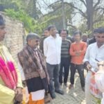 अयोध्या 2 मार्च 26*थाने से लौटते समय महिला की मौत, विधायक रामचंद्र यादव ने पहुंचकर बंधाया ढांढस