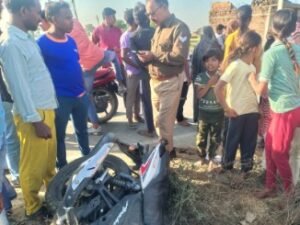 कौशाम्बी 3 मार्च 26*साइकिल सवार युवकों को अपाची बाइक सवार ने मारी जोरदार टक्कर*
