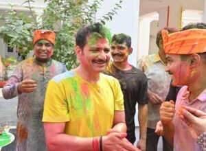 वाराणसी 5 मार्च 26*कमिश्नरेट वाराणसी में पुलिस ने हर्षोल्लास के साथ खेली होली, रंगों में सराबोर हुए अधिकारी व कर्मचारी ।*