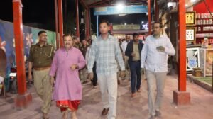 मथुरा 6 मार्च 26 *मथुरा जिलाधिकारी एवं वरिष्ठ पुलिस अधीक्षक द्वारा बांके बिहारी मंदिर के आसपास पैदल गश्त*