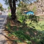 महोबा 7 मार्च 26*दुर्घटना को दावत दे रही सड़क किनारे खाई और तालाब