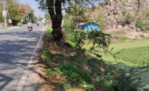 महोबा 7 मार्च 26*दुर्घटना को दावत दे रही सड़क किनारे खाई और तालाब