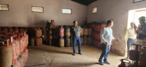 कानपुर नगर 11 मार्च 26*डीएम के निर्देशन में अवैध गैस भंडारण पर बड़ी कार्रवाई, दो स्थानों से 49 सिलेंडर बरामद*