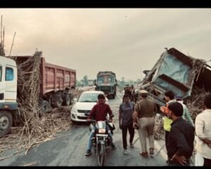 हरदोई 13 मार्च 26*सड़क हादसा: अनियंत्रित डंपर ने गन्ने से भरे खड़े ट्रक में मारी टक्कर, मची अफरा-तफरी*