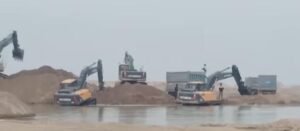 कौशाम्बी 13 मार्च 26*जलधारा के बीच गरजती पोकलैंड मशीनों ने खड़े किए गंभीर सवाल*