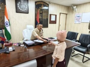 कौशाम्बी 16 मार्च 26*कौशाम्बी में पुलिस अधीक्षक ने पेश की मानवता की मिशाल, बच्चों को बांटे चॉकलेट*