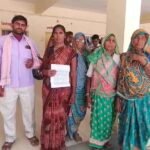 बांदा17मार्च 26*डीएम कार्यालय पहुंचे पीड़ित, ग्रामीणों ने डीएम को लिखित शिकायत पत्र देकर न्याय कि मांग की