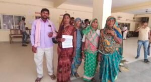 बांदा17मार्च 26*डीएम कार्यालय पहुंचे पीड़ित, ग्रामीणों ने डीएम को लिखित शिकायत पत्र देकर न्याय कि मांग की