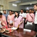 कौशाम्बी 17 मार्च 26*मण्डलायुक्त ने कलेक्ट्रेट स्थित विभिन्न कार्यालयों पटलों का निरीक्षण कर सम्बन्धित अधिकारियों कार्मिकों को दिए आवश्यक निर्देश*