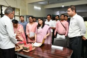 कौशाम्बी 17 मार्च 26*मण्डलायुक्त ने कलेक्ट्रेट स्थित विभिन्न कार्यालयों पटलों का निरीक्षण कर सम्बन्धित अधिकारियों कार्मिकों को दिए आवश्यक निर्देश*