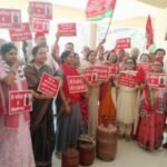 बाँदा 20 मार्च 26*सपा महिला सभा ने रसोई गैस की बढ़ती कीमतों के विरोध मे राष्ट्रपति को सम्बोधित डीएम को ज्ञापन सौंपा 
