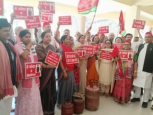बाँदा 20 मार्च 26*सपा महिला सभा ने रसोई गैस की बढ़ती कीमतों के विरोध मे राष्ट्रपति को सम्बोधित डीएम को ज्ञापन सौंपा 