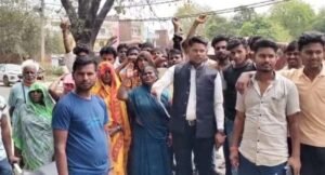 कौशाम्बी 20 मार्च 26*शाम होते ही विद्युत कटौती से आक्रोशित जनता ने किया प्रदर्शन*