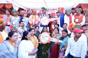 कौशाम्बी 21 मार्च 26*सीएम.युवा के लाभार्थियों को डिप्टी सीएम ने ट्रैक्टर संचालित मोबाइल यूनिट किया प्रदान*