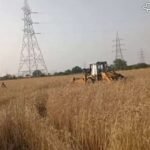 महोबा 22 मार्च 24*गेहूं की खड़ी फसल में बिजली विभाग ने दौड़ा दी जेसीबी