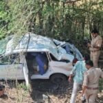 महोबा 28 मार्च 26*बेकाबू कार खाई में गिरी एक की मौत दो घायल सुपा चरखारी मार्ग पर हुआ हादसा