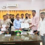 बांदा28मार्च26*ओलावृष्टि और बेमौसम बारिश से रबी फसलें चौपट, भाजपा नेता ने डीएम से मुआवजे की मांग की*