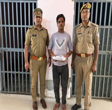 मथुरा 30 मार्च 26*थाना सदर बाजार पुलिस द्वारा 01 अभियुक्त को 330 ग्राम अवैध मादक पदार्थ गांजा सहित किया गिरफ्तार ।*