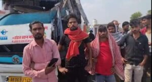 कौशाम्बी 30 मार्च 26*गुजरात से बिहार जा रही पर्यटकों की बस दुर्घटनाग्रस्त तीन घायल*