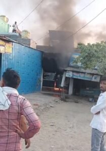 कानपुर नगर 31 मार्च 26*उत्तरीपुरा में अचानक अज्ञात कारणों से लगी आग भारत बैट्री सर्विस की दुकान में आग